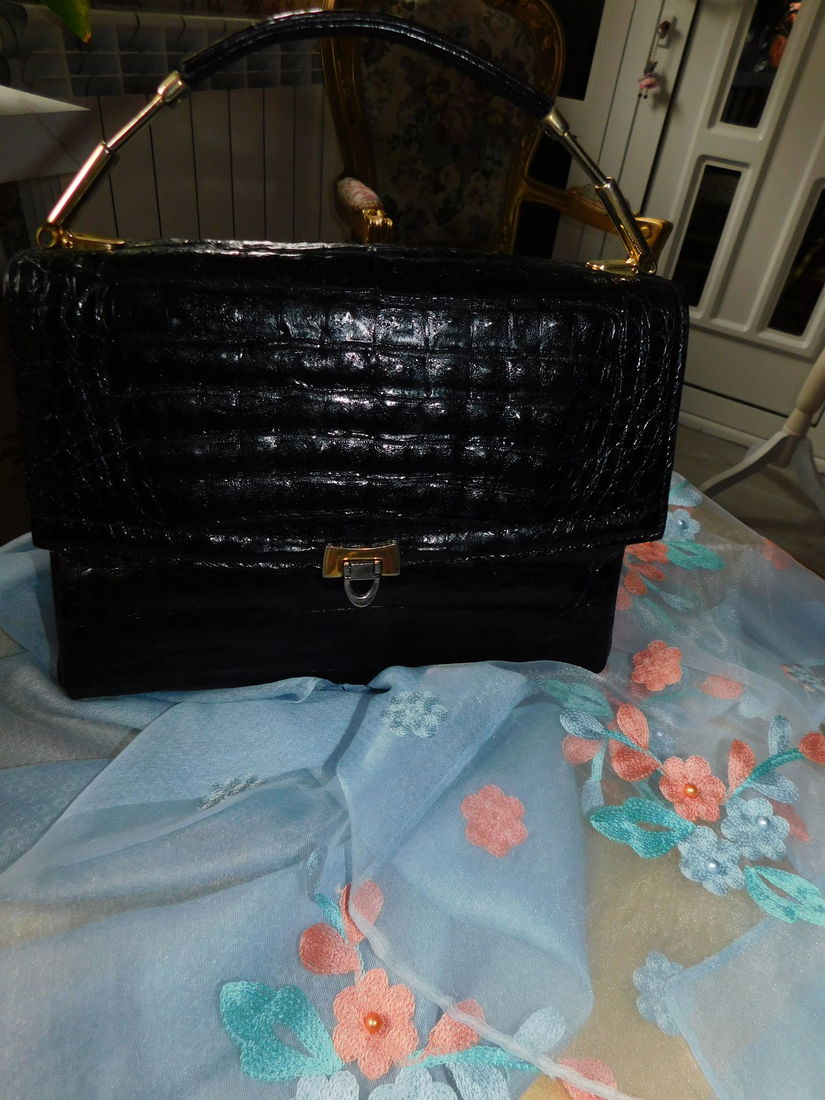 Poseta vintage  piele crocodil, neagra ,  o  bijuterie de poseta ,   cadou esarfa noua lina cu  matase naturala