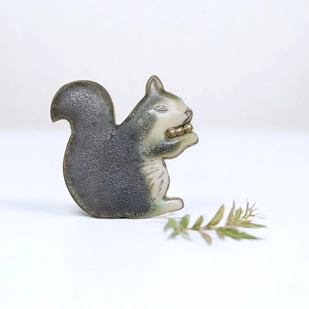 Brosa veverita din portelan pictata manual - FUNNY ANIMALS