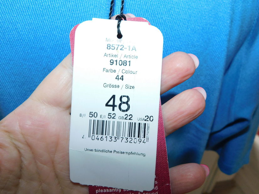Bluza noua, fina ,  etichete atasate, masura 50 ,  deosebita, colier Zara  nou, cadou