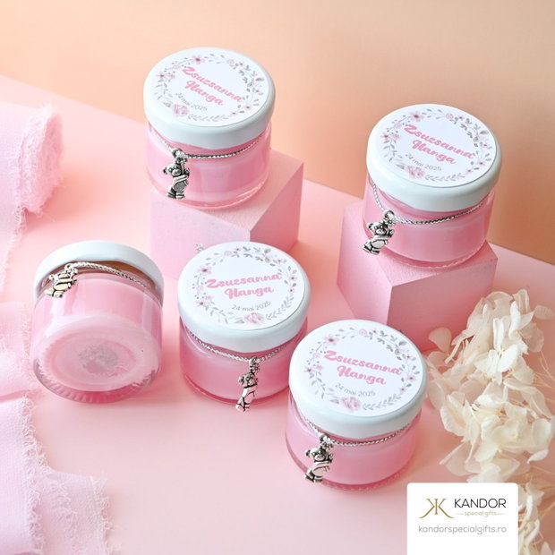 Mărturie botez lumânare din ceară de soia, cu diverse arome, turnată în borcănel din sticlă, decorată cu charm ursuleț si eticheta, 30ml, roz, Kandor Special Gifts