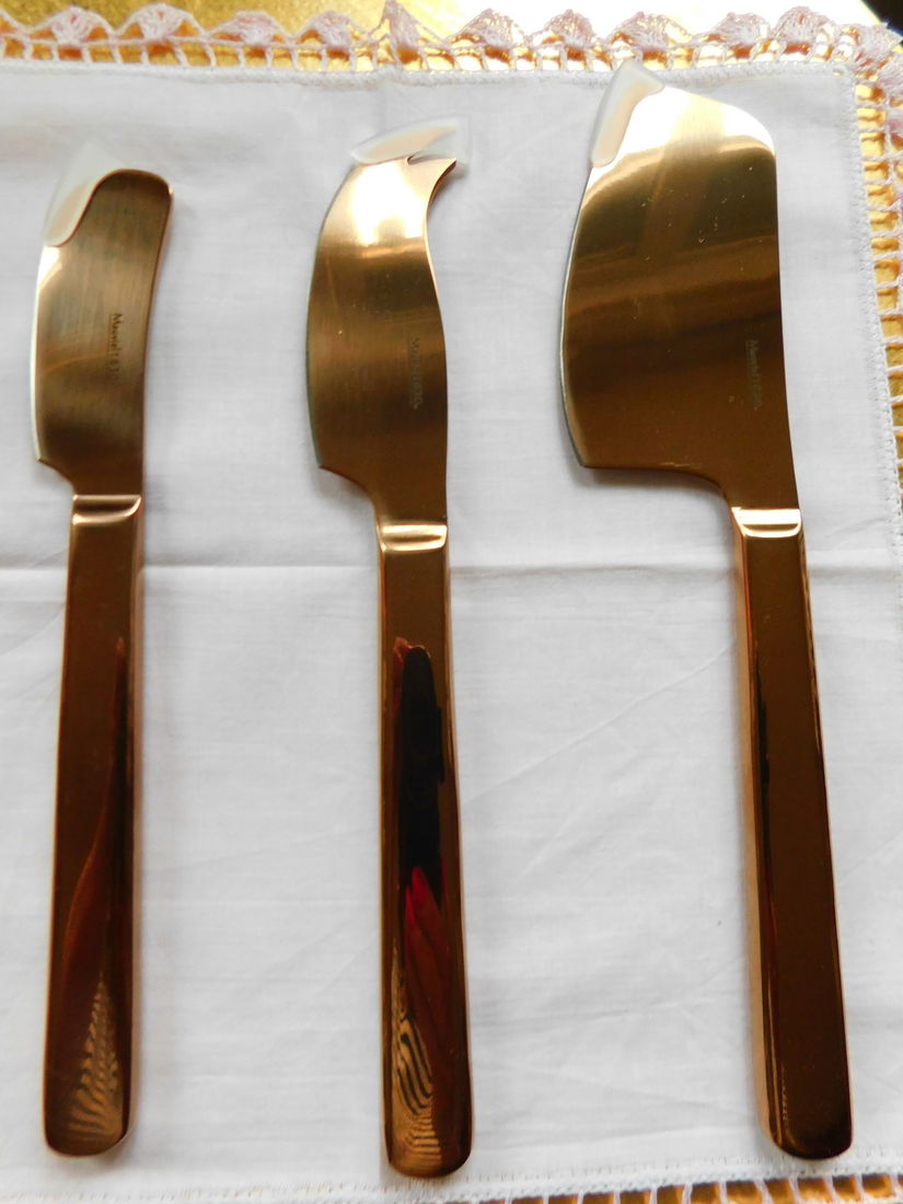 Set nou 3 cutite  brinzeturi Olanda in cutia lor originala