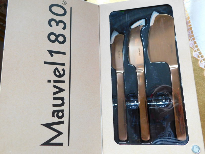 Set nou 3 cutite  brinzeturi Olanda in cutia lor originala