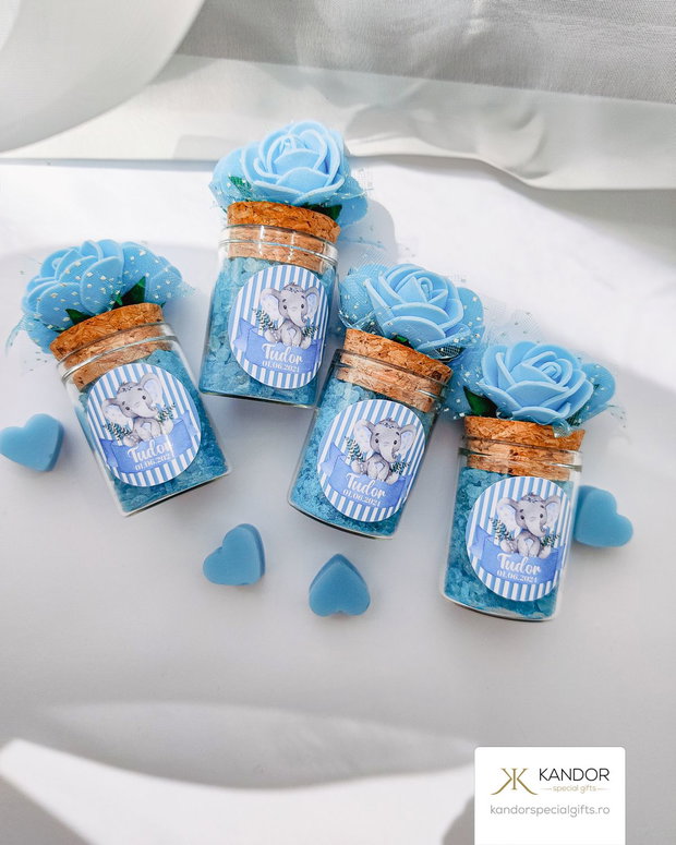 Mărturie botez borcănel din sticlă cu sare de baie, decorată cu etichetă autoadezivă rotundă și trandafiri, Kandor Special Gifts