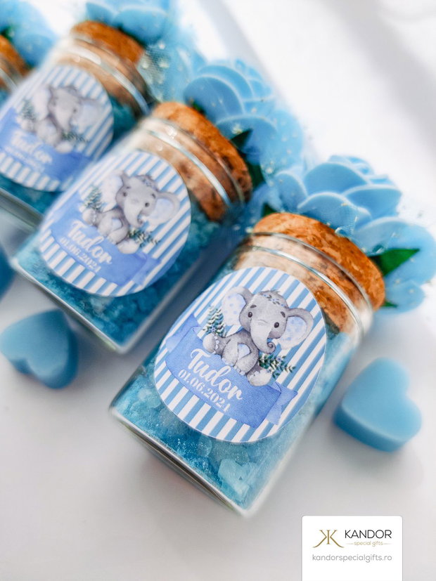 Mărturie botez borcănel din sticlă cu sare de baie, decorată cu etichetă autoadezivă rotundă și trandafiri, Kandor Special Gifts