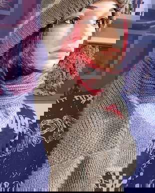 Caciuli pufoase în diverse nuante