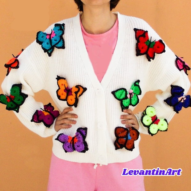 Pulover alb de dama decorat cu fluturi mari 3D multicolori. Jacheta cu nasturi reinterpretata. Cardigan dama accesorizat handmade.