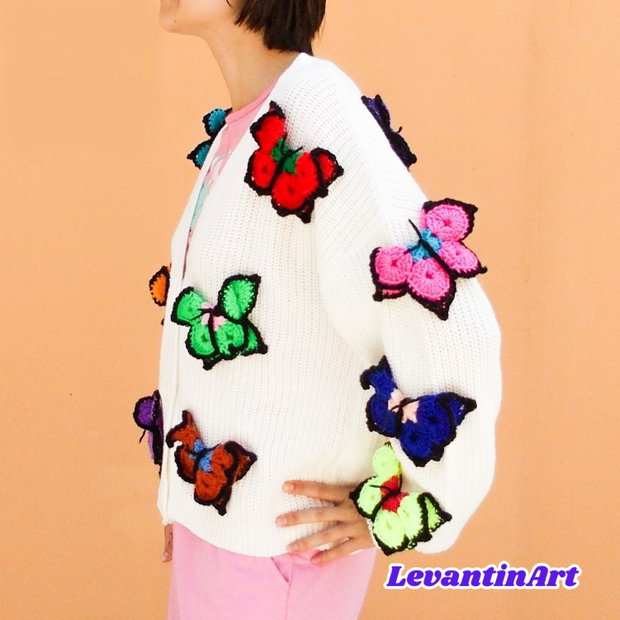 Pulover alb de dama decorat cu fluturi mari 3D multicolori. Jacheta cu nasturi reinterpretata. Cardigan dama accesorizat handmade.
