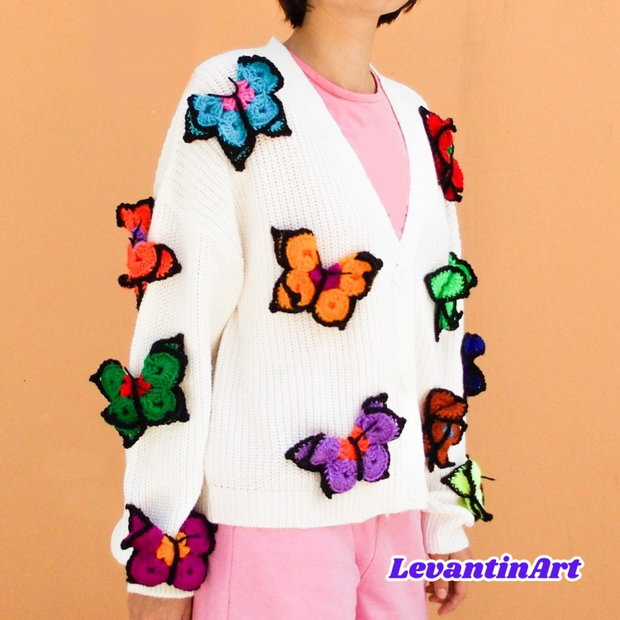 Pulover alb de dama decorat cu fluturi mari 3D multicolori. Jacheta cu nasturi reinterpretata. Cardigan dama accesorizat handmade.