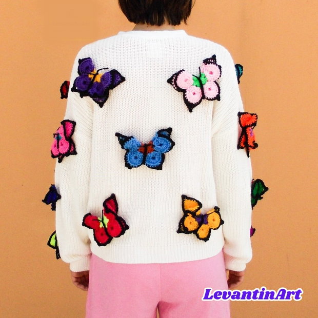 Pulover alb de dama decorat cu fluturi mari 3D multicolori. Jacheta cu nasturi reinterpretata. Cardigan dama accesorizat handmade.