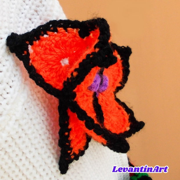Pulover alb de dama decorat cu fluturi mari 3D multicolori. Jacheta cu nasturi reinterpretata. Cardigan dama accesorizat handmade.