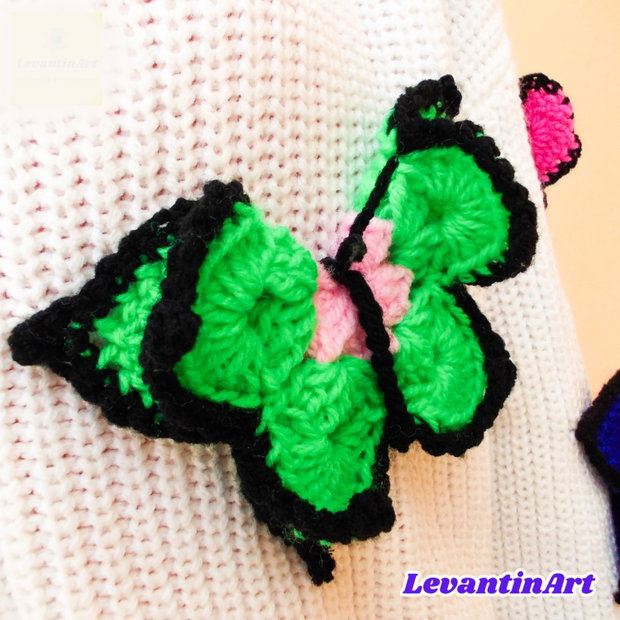 Pulover alb de dama decorat cu fluturi mari 3D multicolori. Jacheta cu nasturi reinterpretata. Cardigan dama accesorizat handmade.