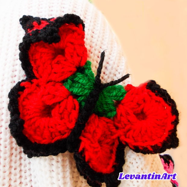 Pulover alb de dama decorat cu fluturi mari 3D multicolori. Jacheta cu nasturi reinterpretata. Cardigan dama accesorizat handmade.