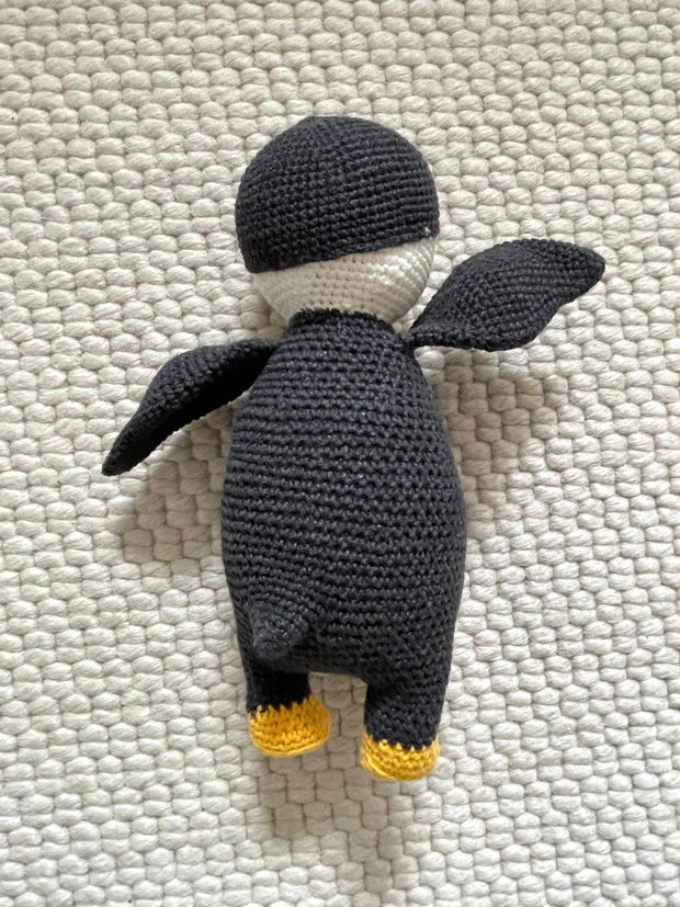 Amigurumi, pinguin cu caciulita, jucarie crosetata