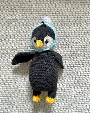 Amigurumi, pinguin cu caciulita, jucarie crosetata