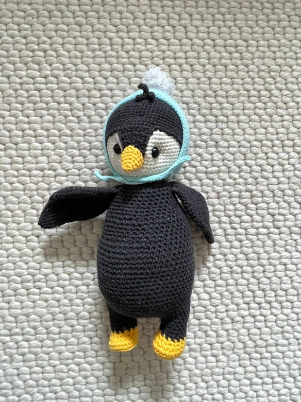 Amigurumi, pinguin cu caciulita, jucarie crosetata