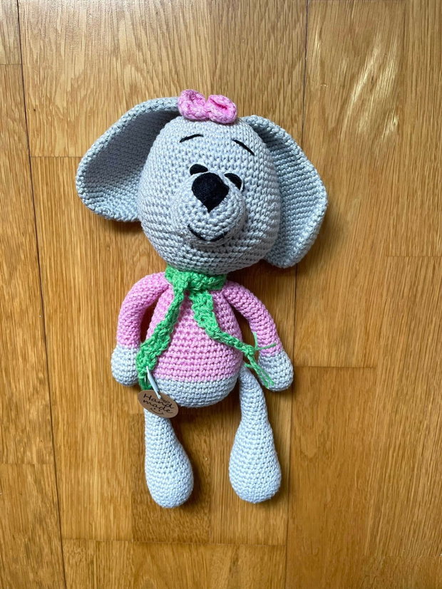 Amigurumi, iepuras cu haina roz, jucarie crosetata