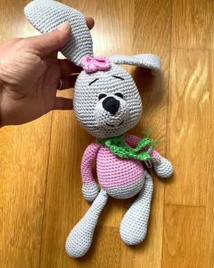 Amigurumi, iepuras cu haina roz, jucarie crosetata