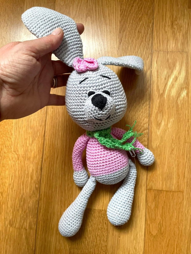 Amigurumi, iepuras cu haina roz, jucarie crosetata