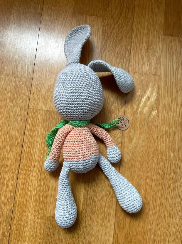 Amigurumi, iepuras cu haina somon, jucarie crosetata