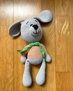 Amigurumi, iepuras cu haina somon, jucarie crosetata