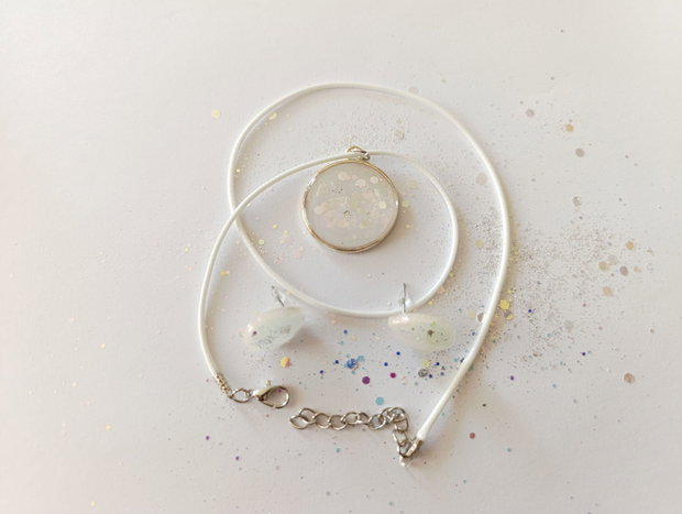 Set de bijuterii handmade unicate din rasina cu insetii de vopsea
