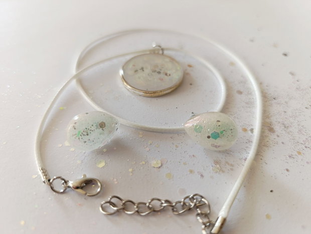 Set de bijuterii handmade unicate din rasina cu insetii de vopsea
