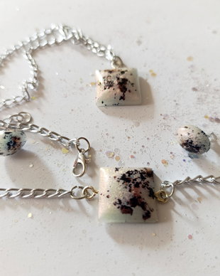 Set de bijuterii handmade unicate din rasina cu insetii de vopsea