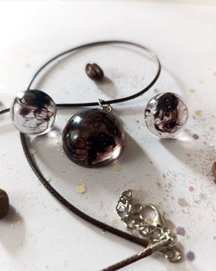 Set de bijuterii handmade unicate din rasina cu insetii de vopsea
