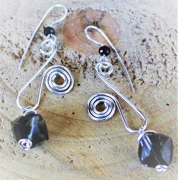 Cercei handmade din sarma si cristale tip swarovski