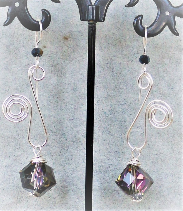 Cercei handmade din sarma si cristale tip swarovski
