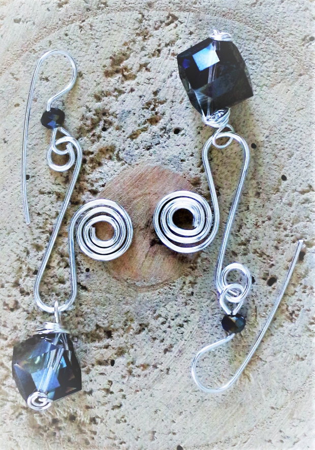 Cercei handmade din sarma si cristale tip swarovski
