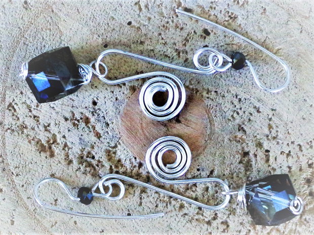 Cercei handmade din sarma si cristale tip swarovski