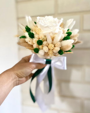 Buchet mic cu trandafir criogenat și flori uscate-verde