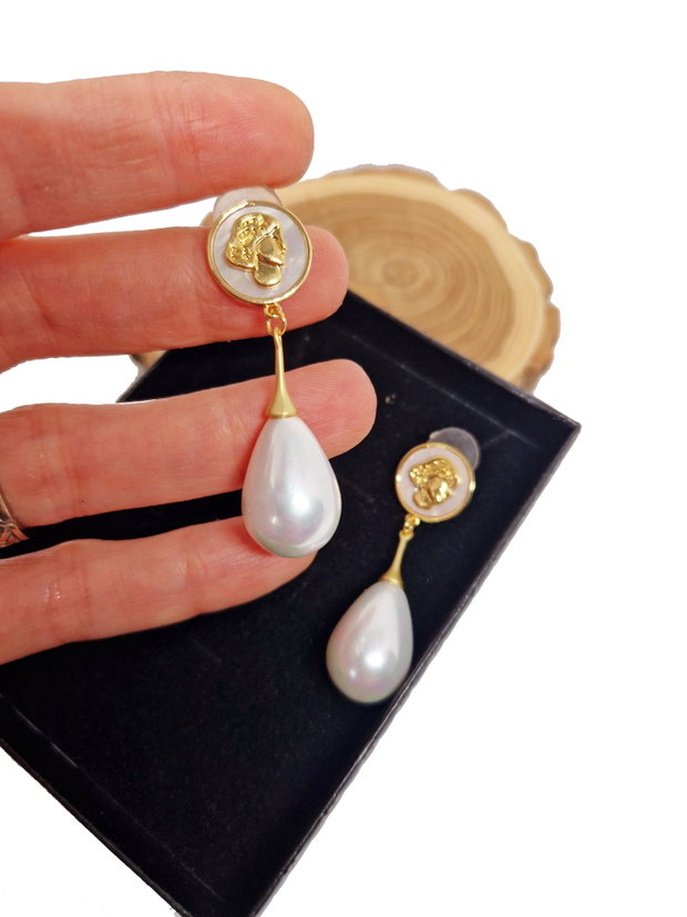 Cercei "Rome" din alama placata cu aur 18 k, argint, sidef si perle mari Seashell