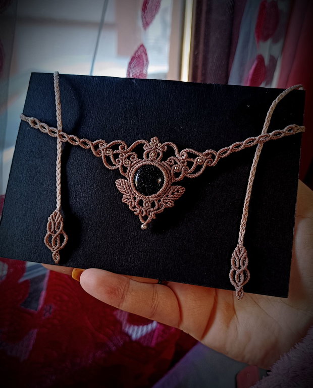 Colier frunze piatra soarelui macrame
