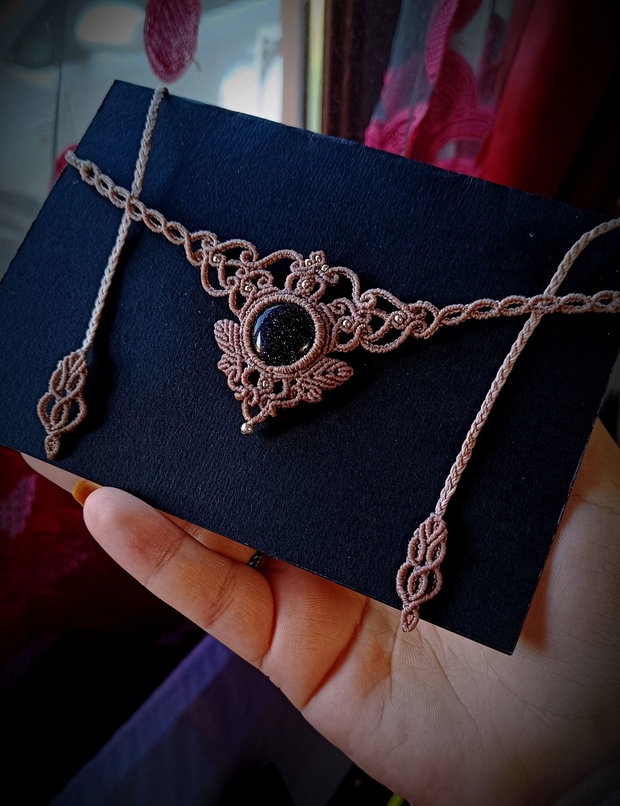 Colier frunze piatra soarelui macrame