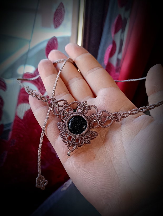 Colier frunze piatra soarelui macrame