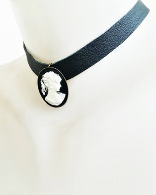 chocker piele cu medalion camee alb negru