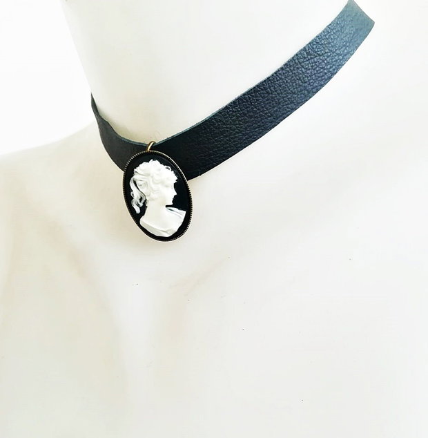 chocker piele cu medalion camee alb negru
