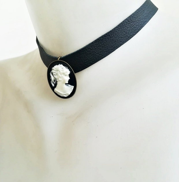 chocker piele cu medalion camee alb negru