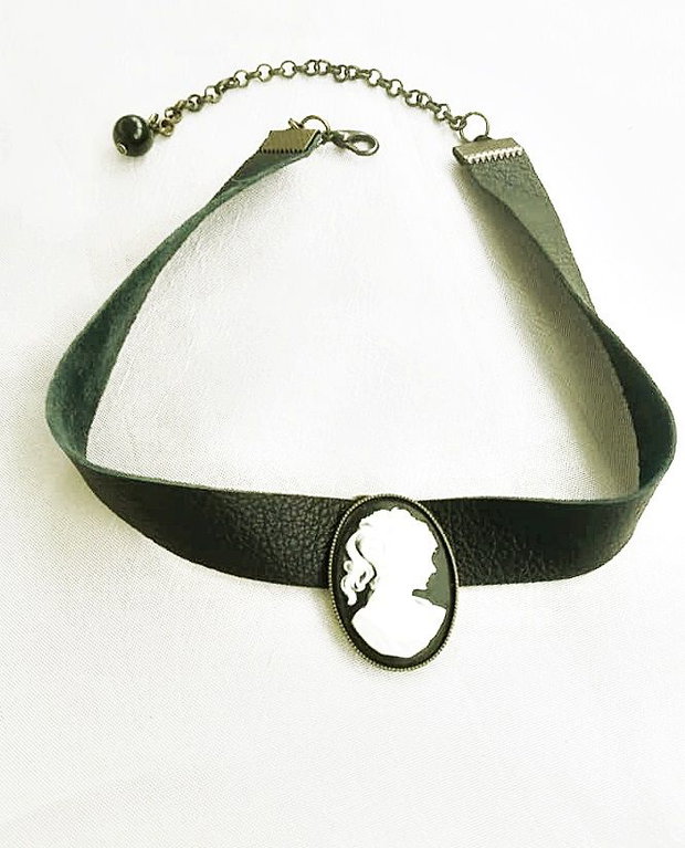 chocker piele cu medalion camee alb negru
