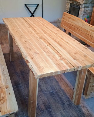 Masa de dining rustic din lemn de Larix cu bânci incluse