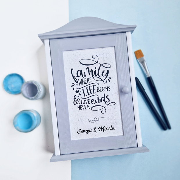 Cuier pentru chei tip dulapior, pictat manual, personalizat cu nume