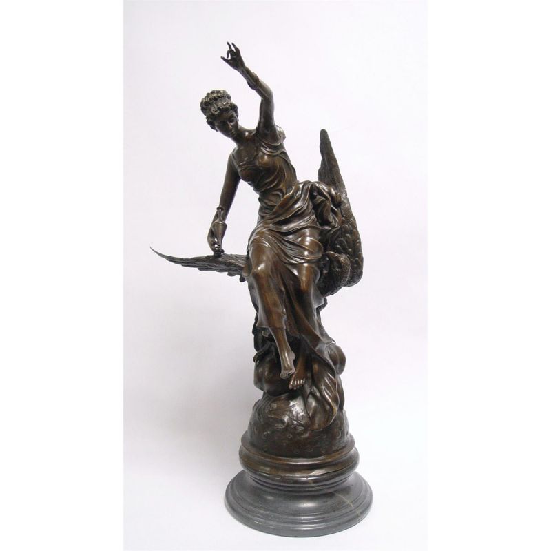 Hebe cu vulturul-statueta din bronz pe un soclu din marmura