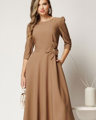 Rochie midi bej din stofa in clos cu floare in talie