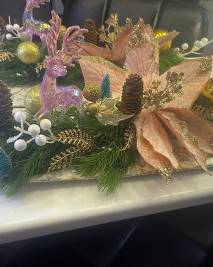 Aranjament decorativ de Crăciun cu reni roz și flori auri