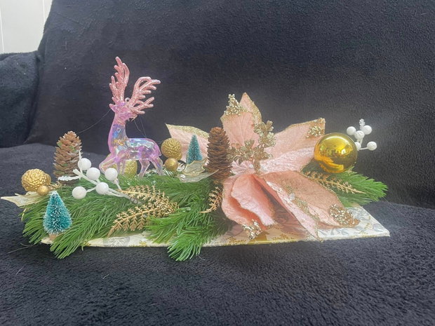 Aranjament decorativ de Crăciun cu reni roz și flori auri