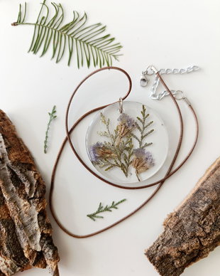 Winter Flowers - Pandantiv handmade unicat din rasina cu flori naturale si insetii de vopsea