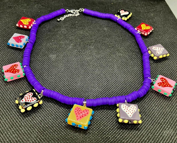 Chocker cu inimi colorate