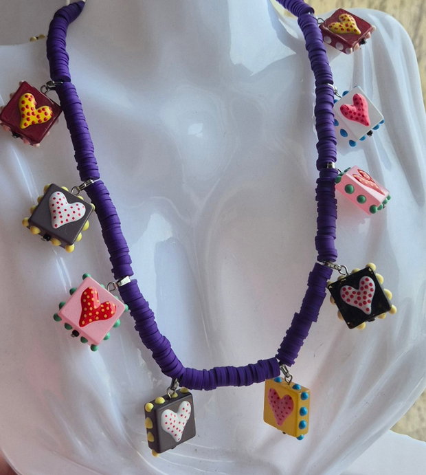 Chocker cu inimi colorate